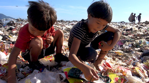 What is it like Living on the Largest Garbage Dump in Central America? Award-Winning Film-maker Michael Dominic on It’s A Question of Balance with Ruth Copland